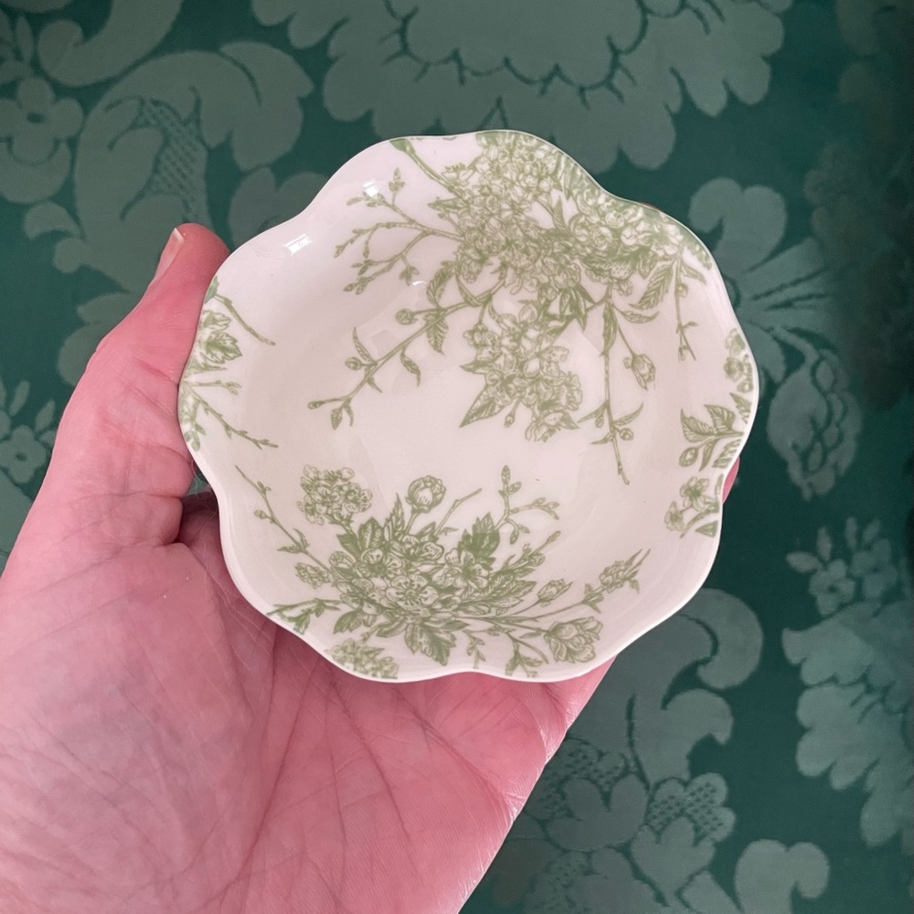 PRETTY FLORAL GREEN & WHITE CERAMIC SMALL SCALLOPED TRINKET DISH - UNBRANDED